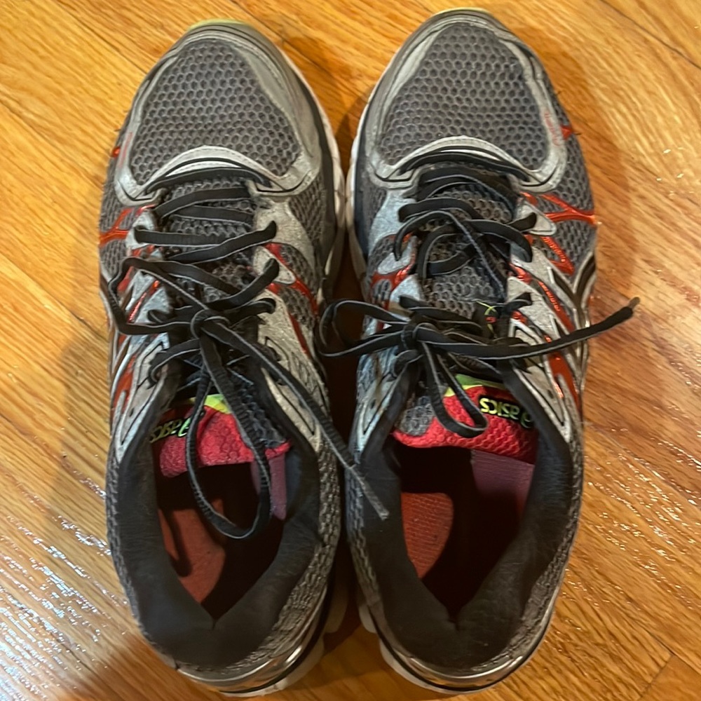 Mens size 9 Asics sneakers
